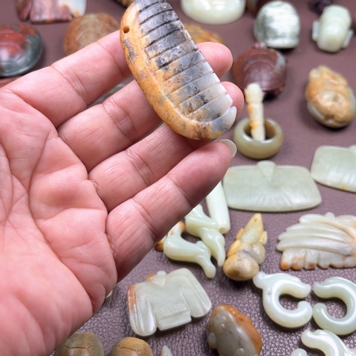 颈饰未镶嵌岫岩河磨玉（透闪石质玉）