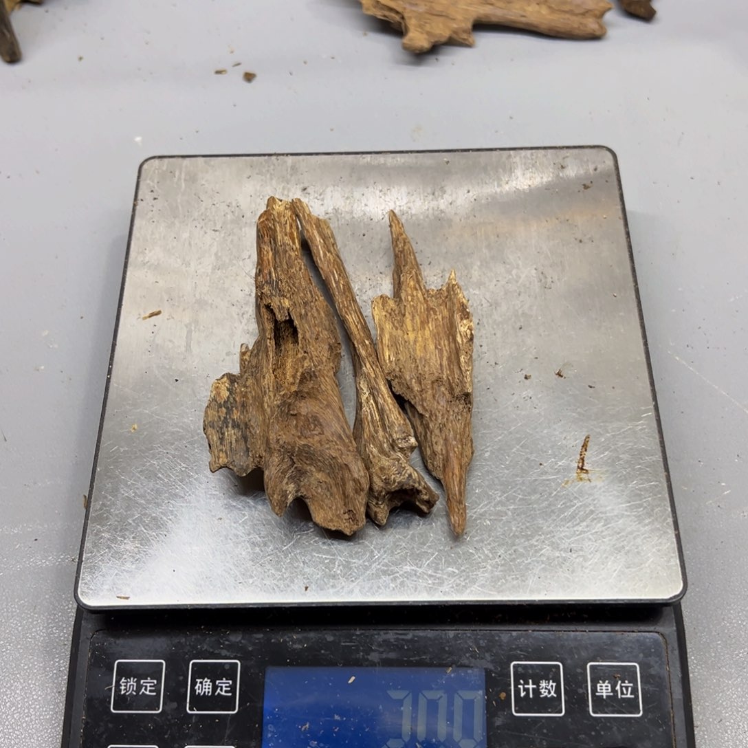 沉香沉香碎屑L****y海南红土料
