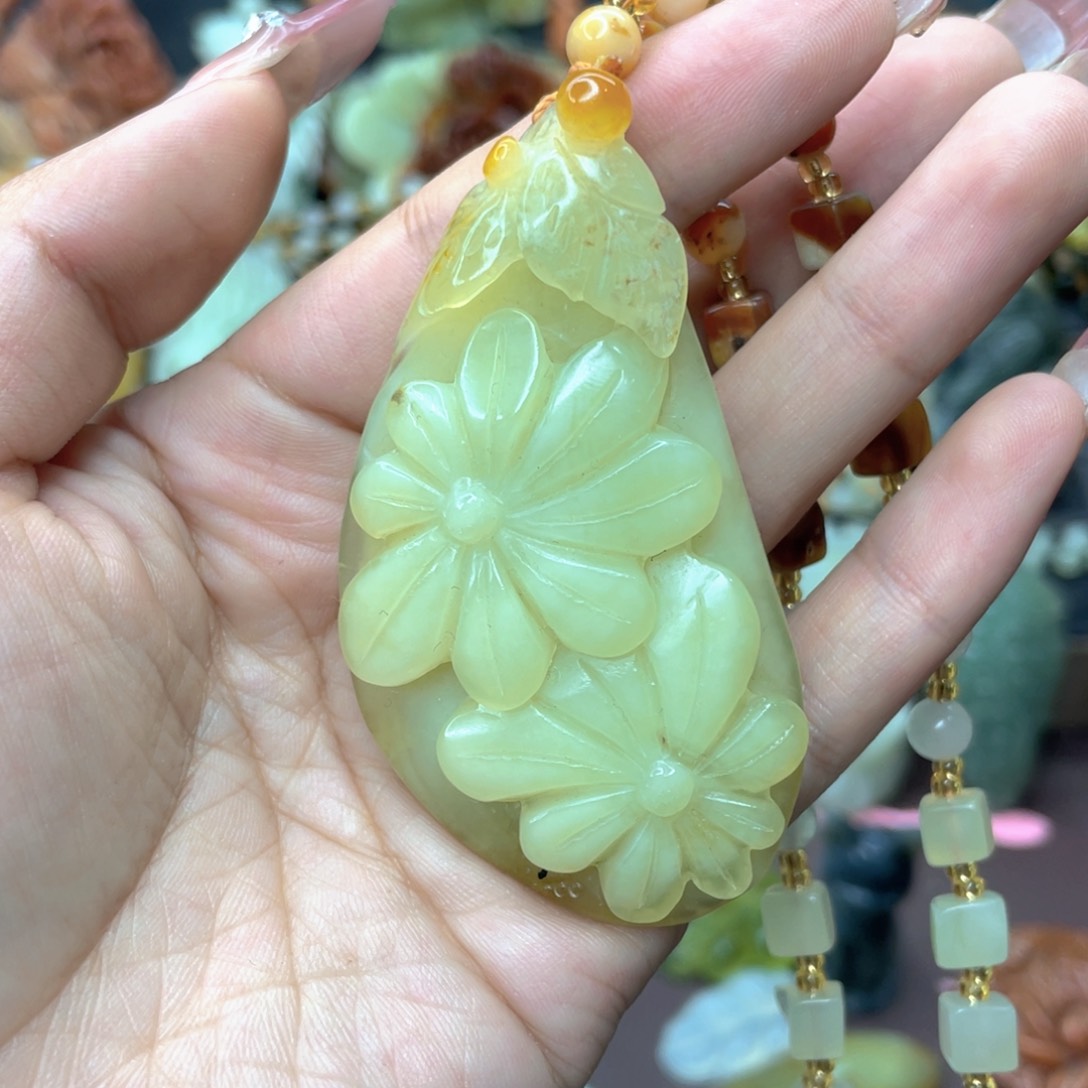 蛇纹石玉颈饰未镶嵌