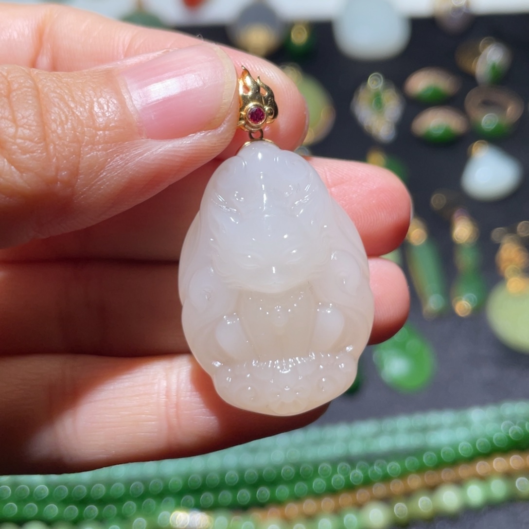 和田玉18K金镶嵌颈饰藕粉细度过灯九尾吊坠