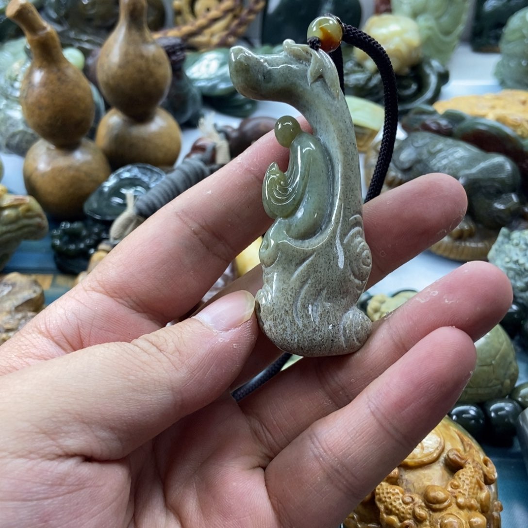 叾***屾未镶嵌岫岩河磨玉（透闪石质玉）挂件