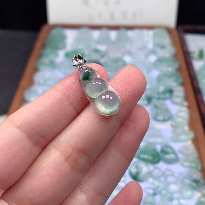 颈饰18K金镶嵌翡翠冰种飘花平安扣