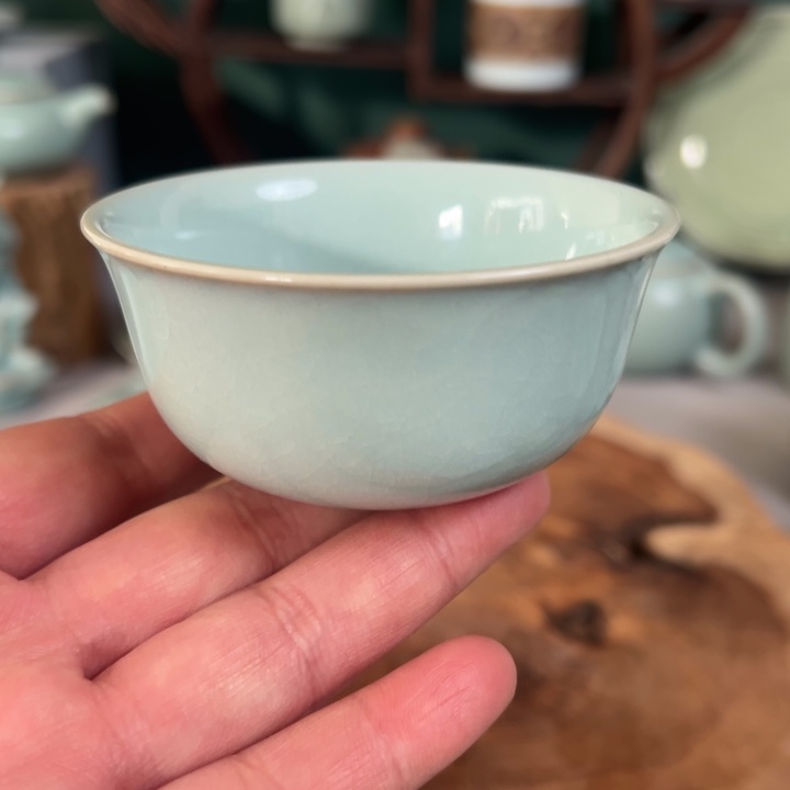 天青釉鸡缸杯有瑕