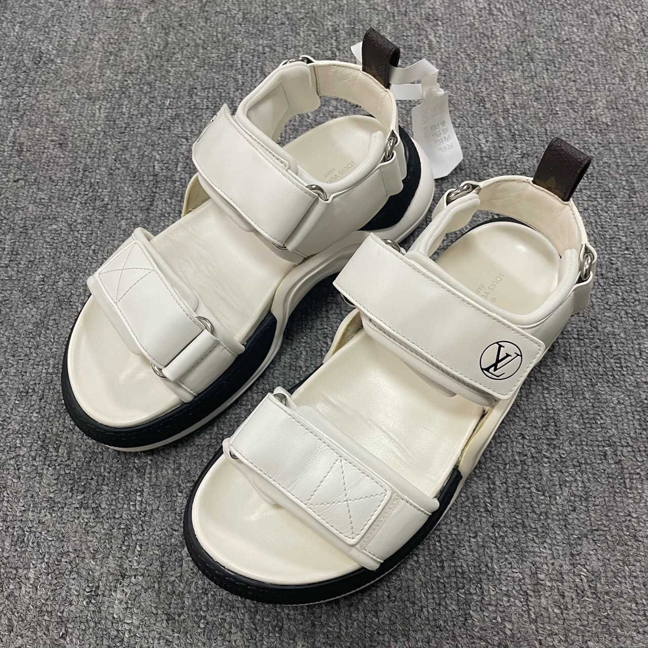 95新 LouisVuitton/路易威登 魔术贴舒适休闲沙滩凉鞋36码/6305