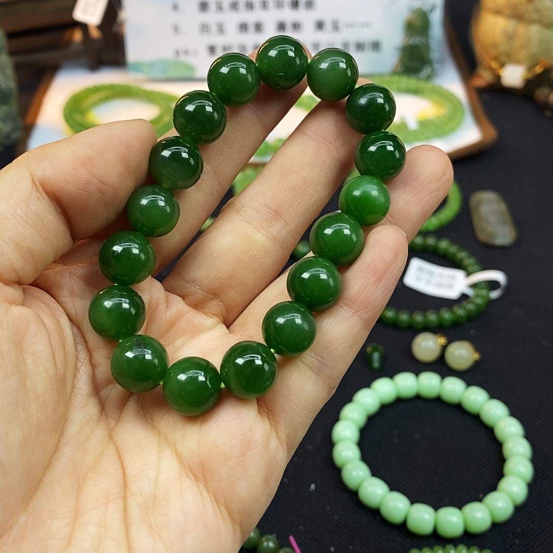 王***走和田玉（碧玉）未镶嵌颈饰