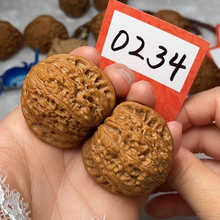 文玩核桃把件40绣球 0234