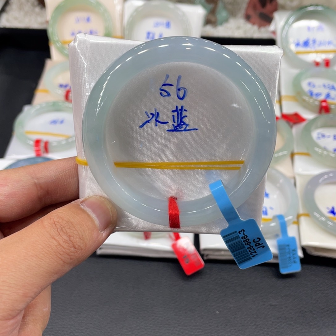 翡翠手镯未镶嵌天然翡翠