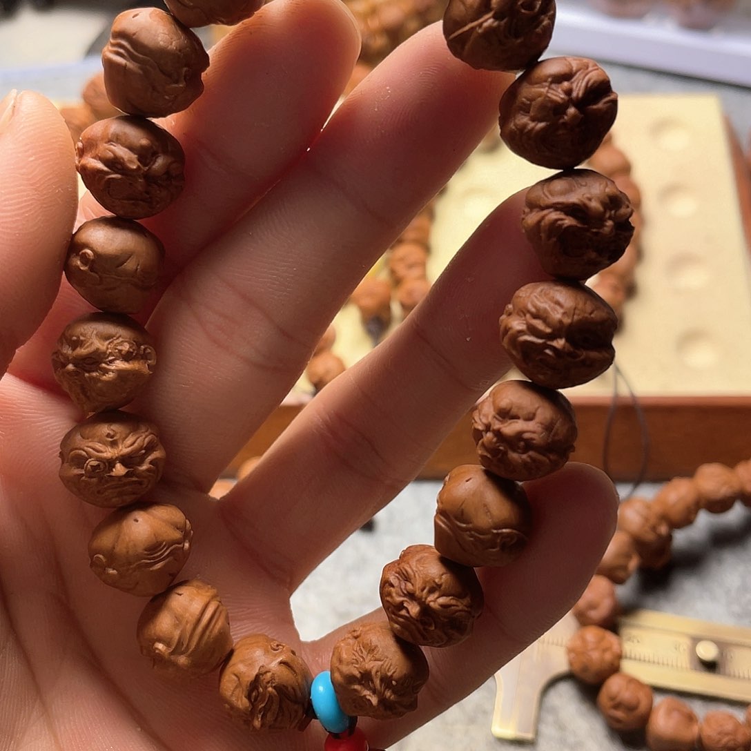 龙纹桃核雕刻经典恶僧