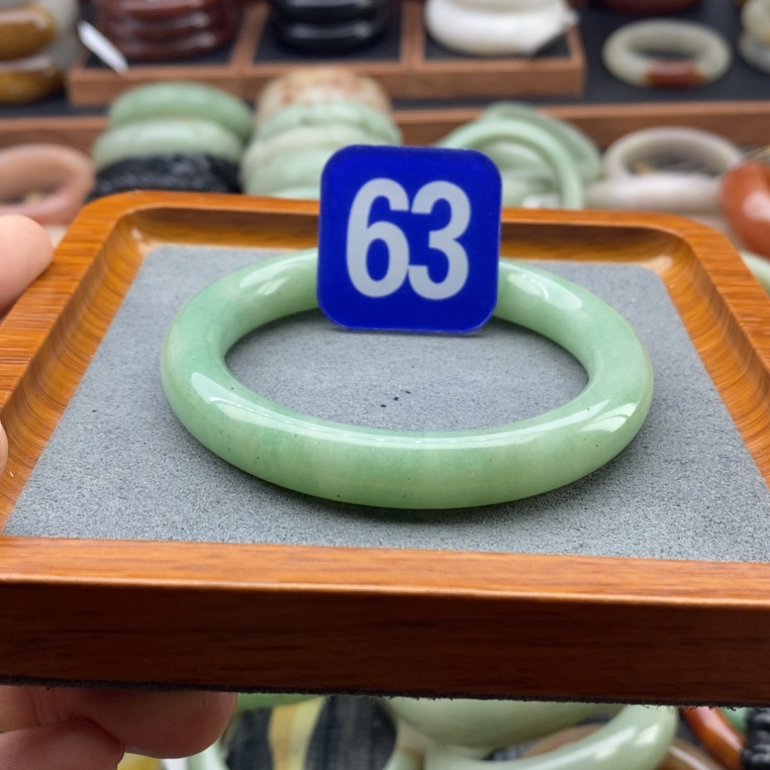 未镶嵌手镯石英岩玉瑕疵不退换