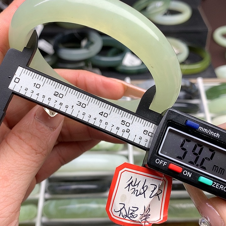 蛇纹石玉手镯未镶嵌649