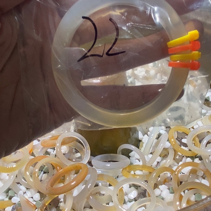 Q***I玛瑙/玉髓未镶嵌手镯22号