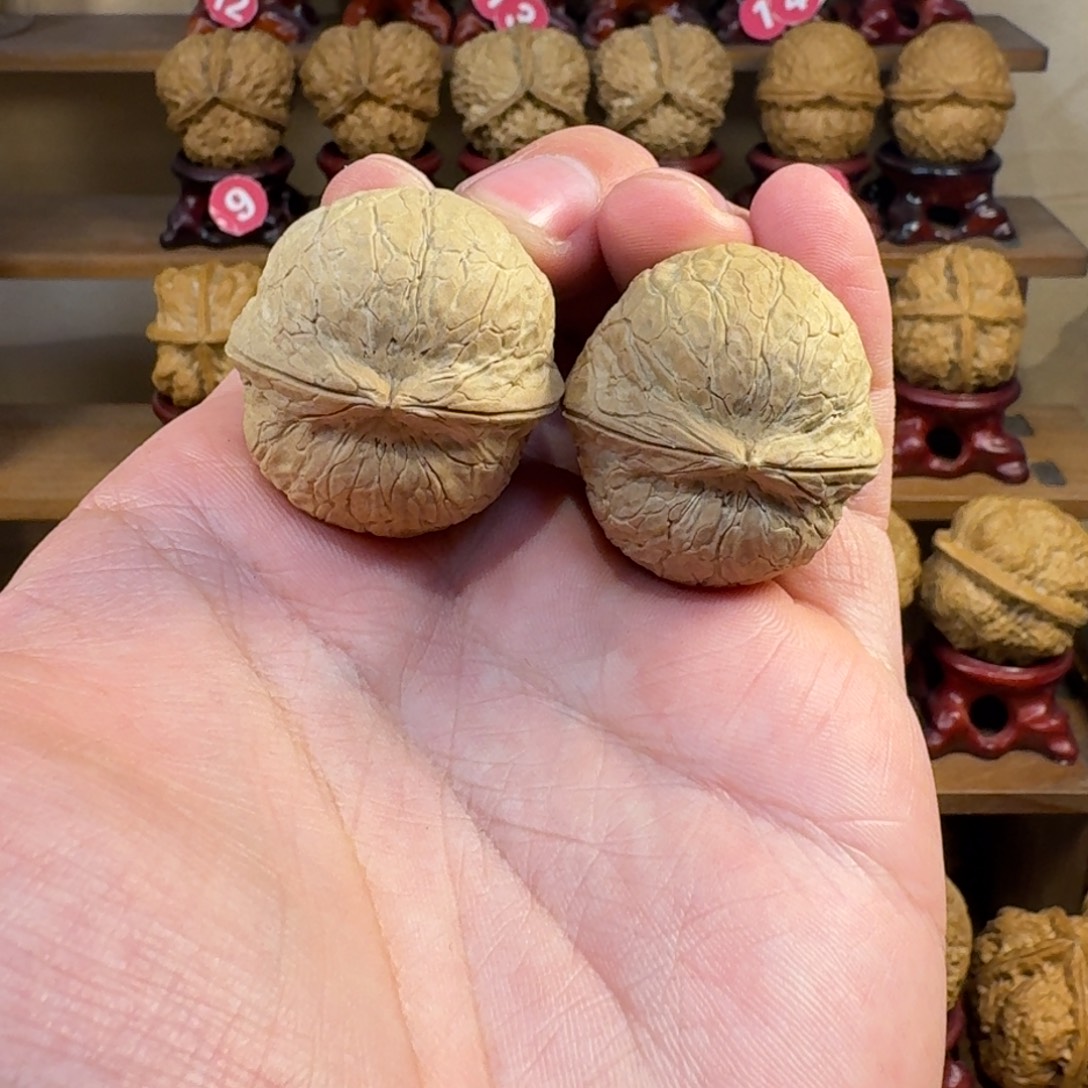 铁核桃把件正圆蛇皮球