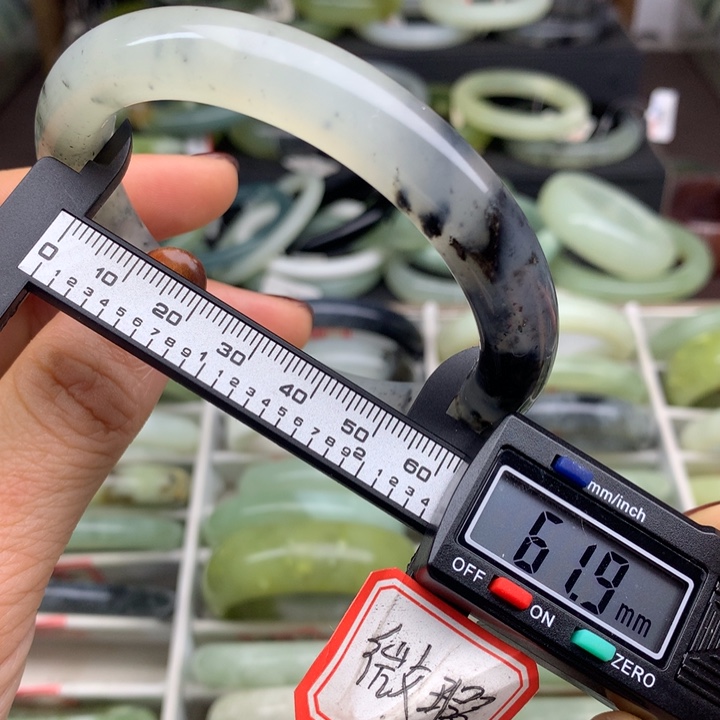 蛇纹石玉未镶嵌手镯484