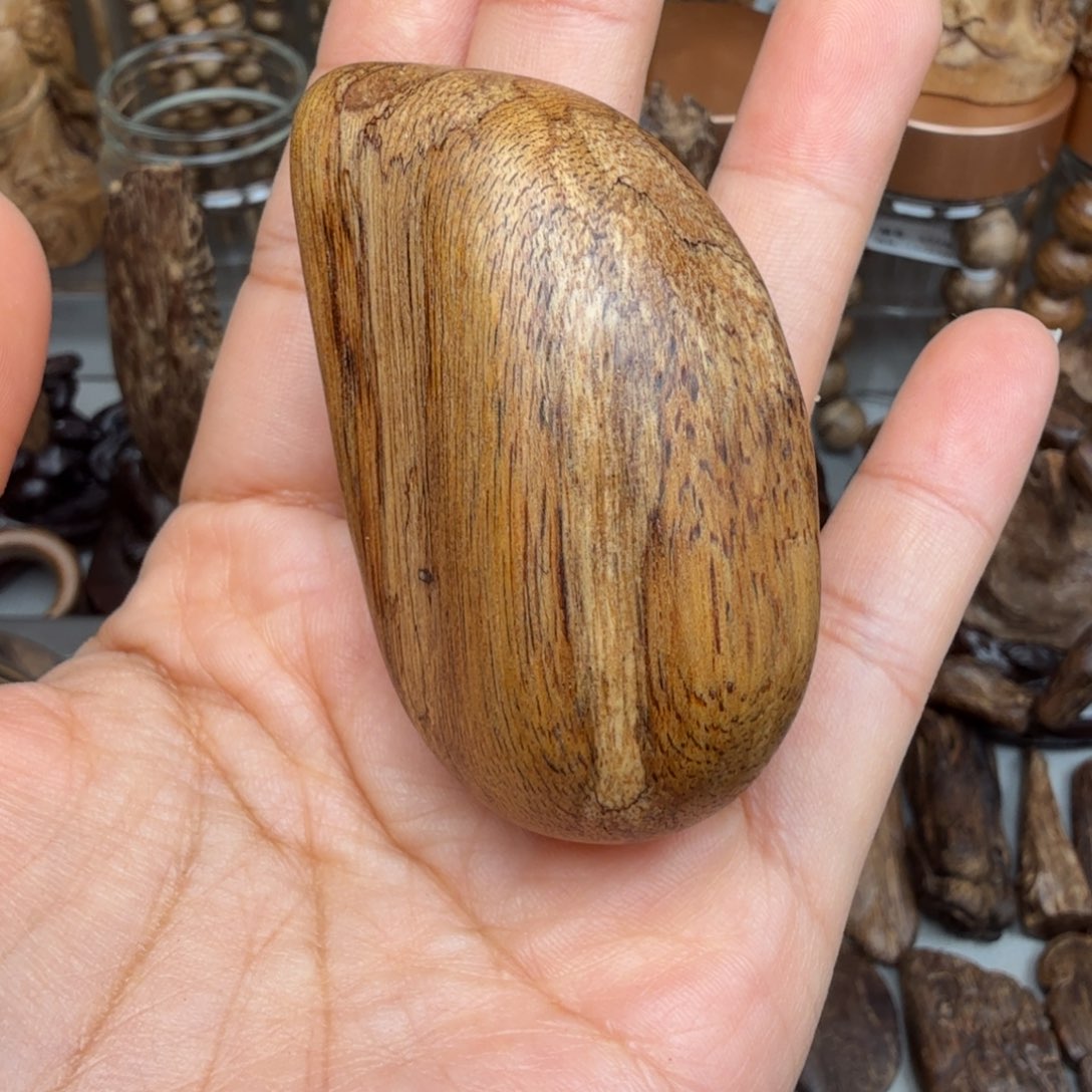 浙***好沉香碎屑沉香菩萨棋手把件 15.6 克