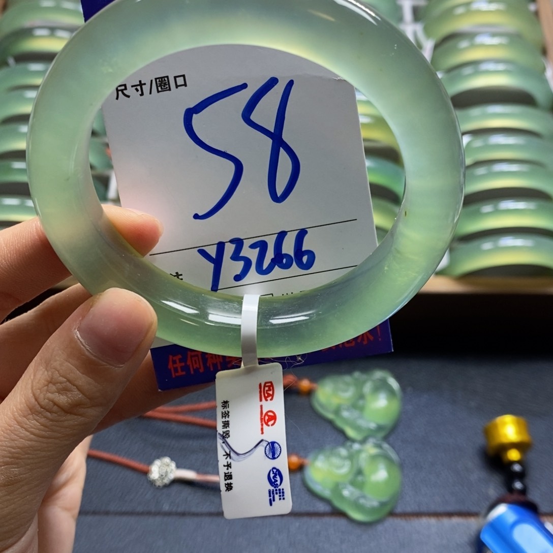 蛇纹石玉手镯未镶嵌