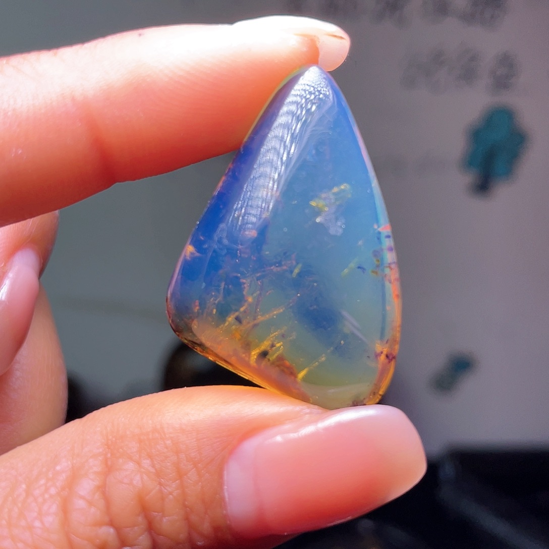 琥珀裸石未镶嵌？