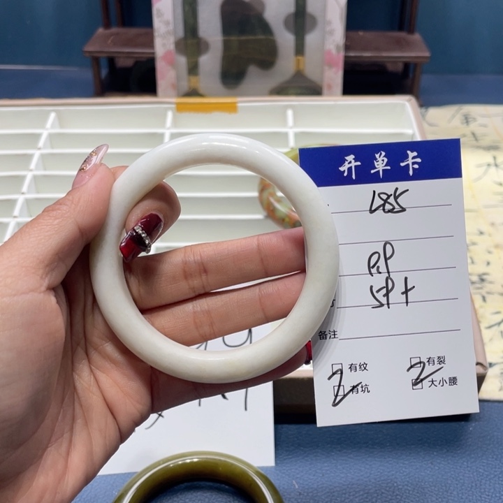 蛇纹石玉手镯未镶嵌小****?