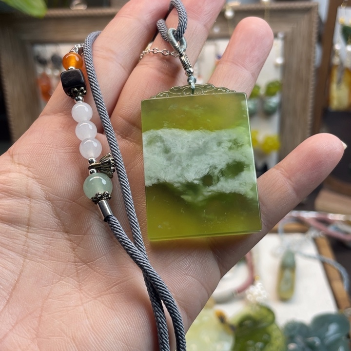 蛇纹石玉未镶嵌吊坠