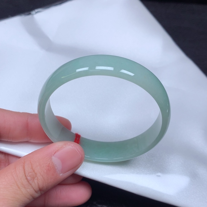 翡翠手镯未镶嵌。