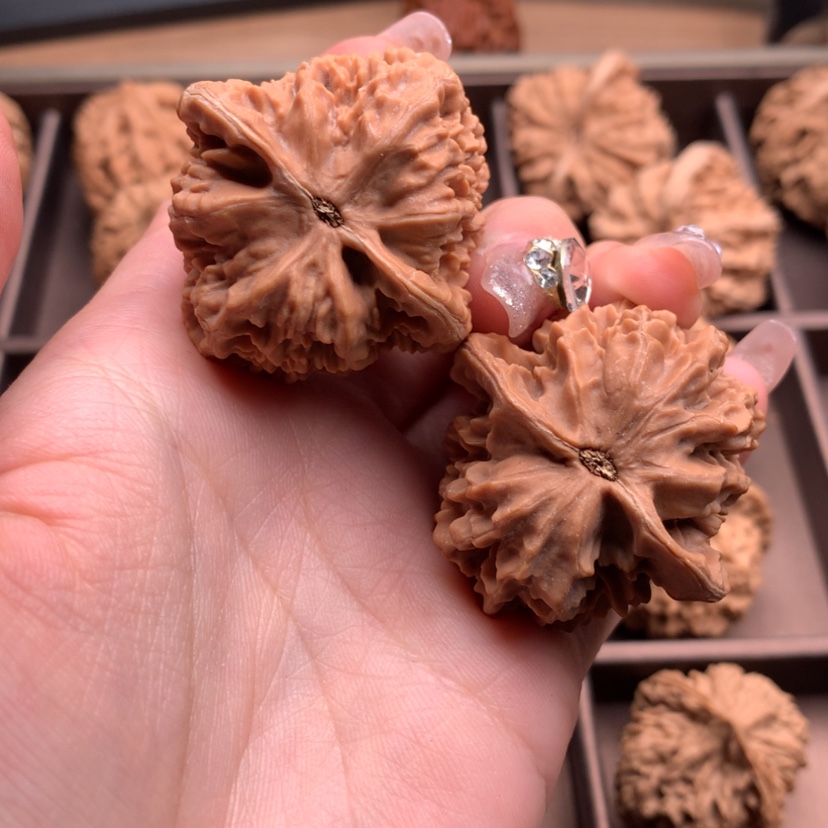 【闪购商品】文玩核桃把件邪**生秦岭野生核桃