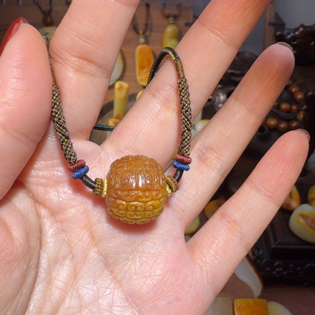 和田玉颈饰未镶嵌不****J