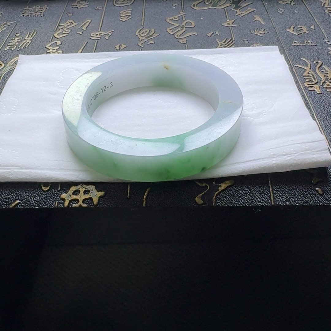 未镶嵌翡翠手镯定制翡翠