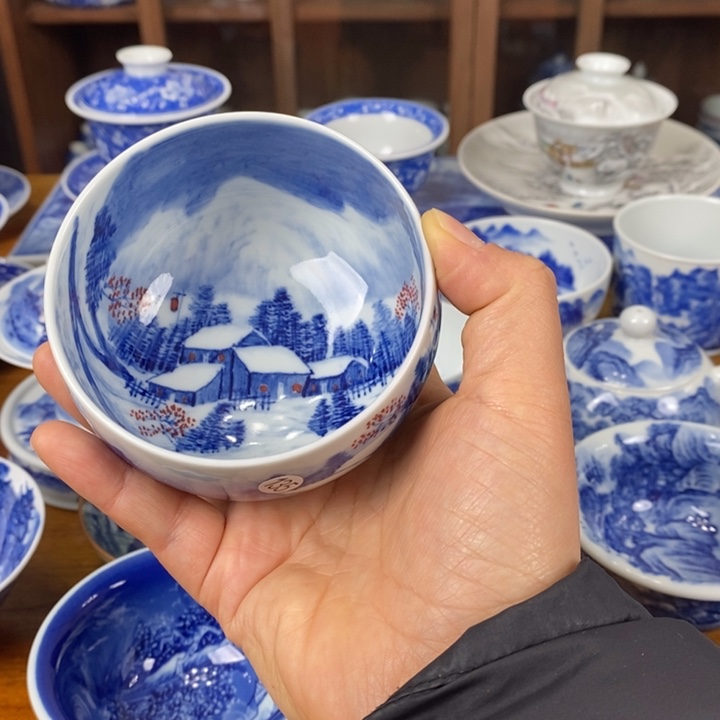 青花手绘雪景罗汉杯