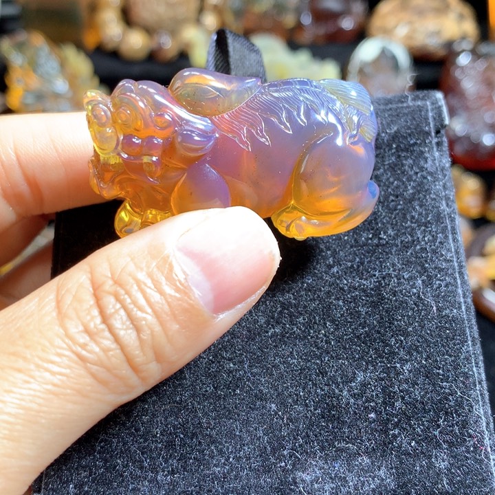 琥珀颈饰未镶嵌金棕雕刻件貔貅