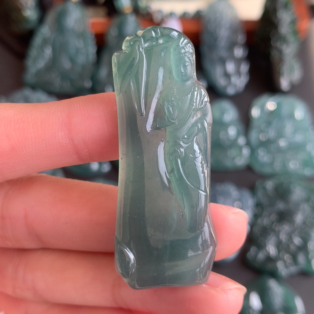 翡翠未镶嵌颈饰观音