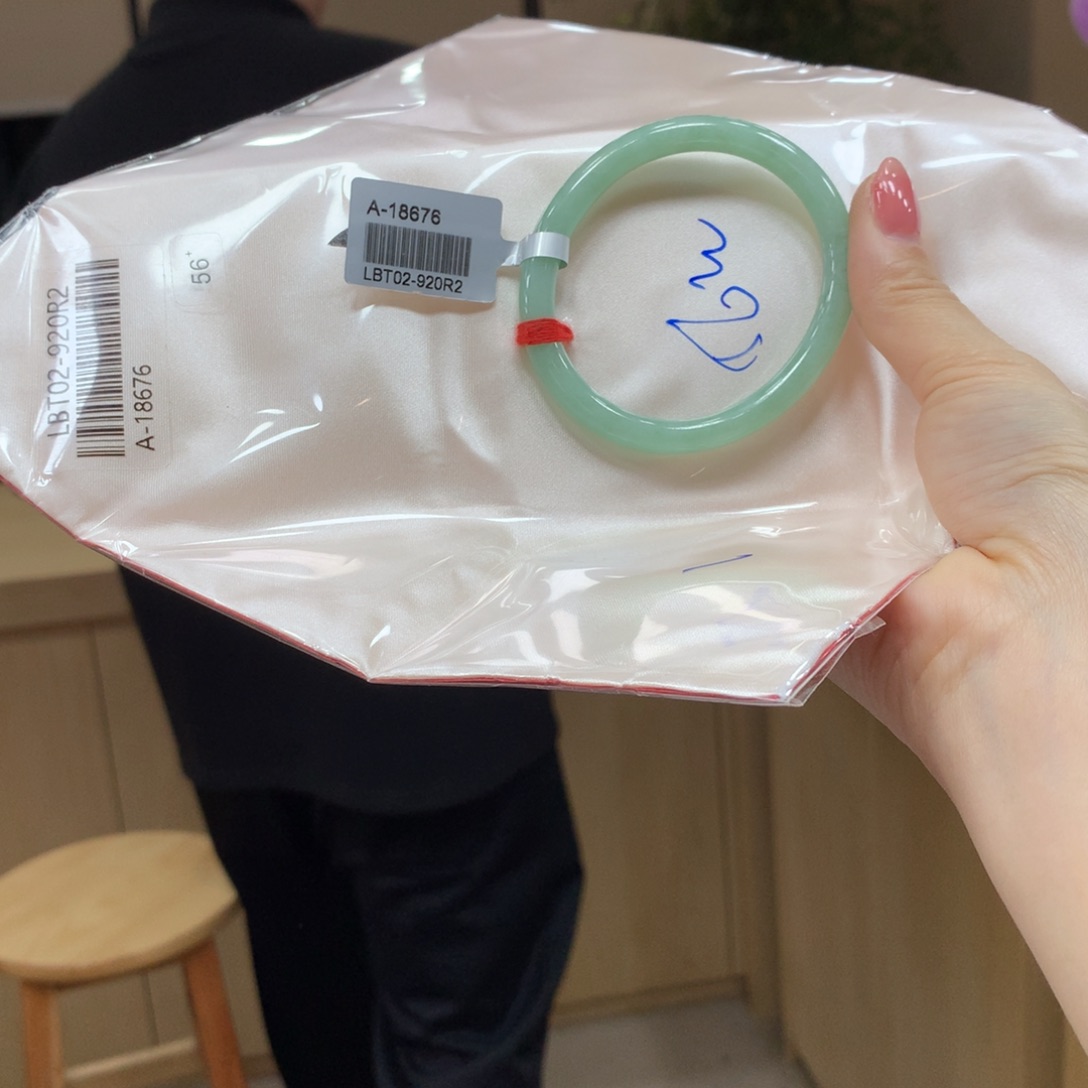 翡翠手镯未镶嵌不退不换