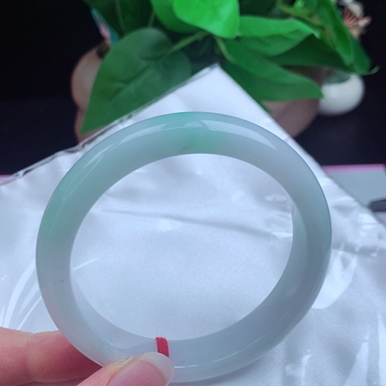 翡翠手镯未镶嵌      正圈60 白底青 