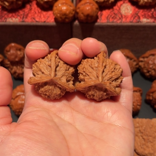 文玩核桃吊坠三棱