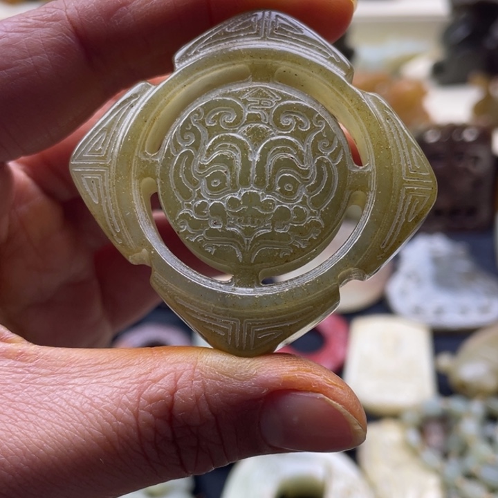 蛇纹石玉颈饰未镶嵌