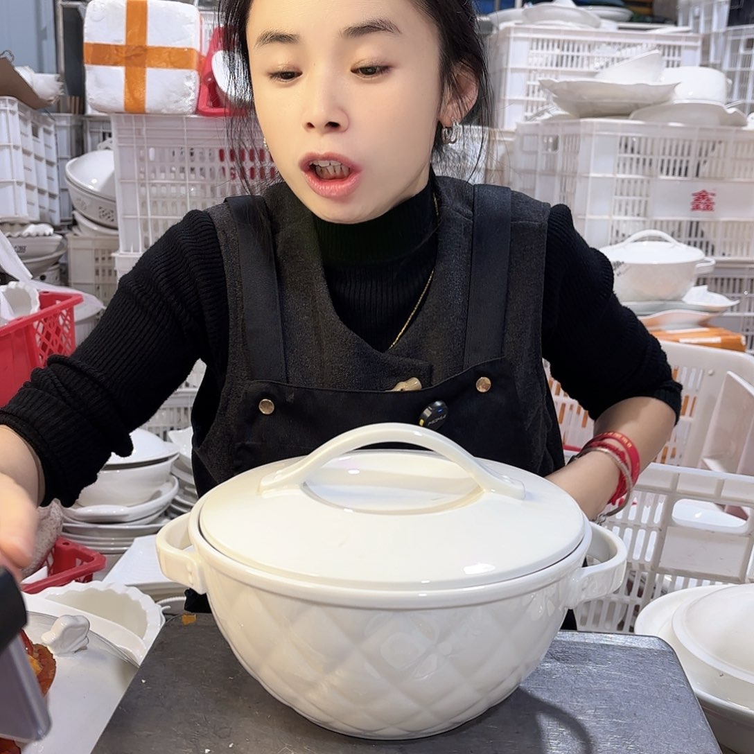 盘微瑕产品………菠萝包一个盖子不严实