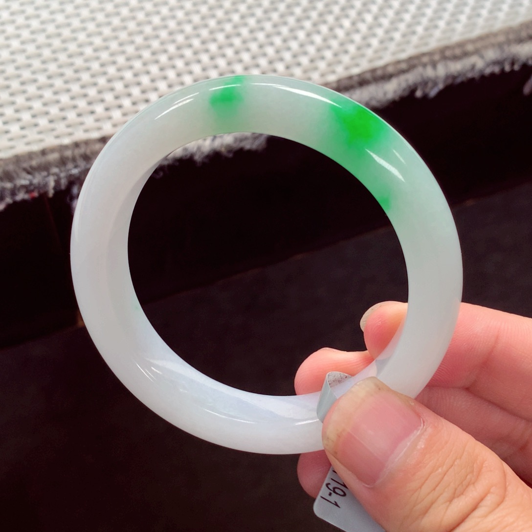 翡翠手镯未镶嵌缅甸