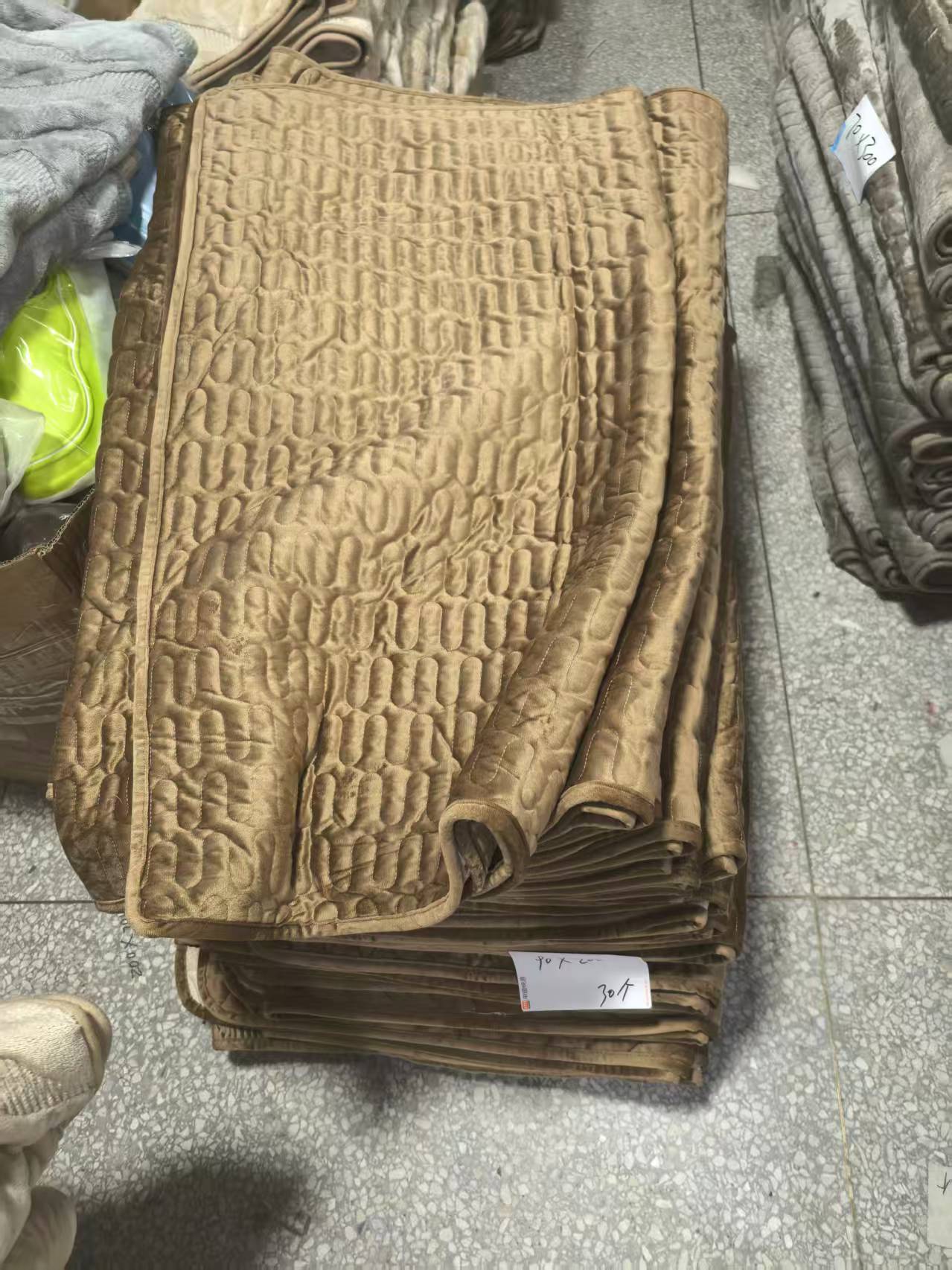 《厚广家》3楼90×200摩卡棕天鹅绒防滑沙发垫 发1张，不挑款