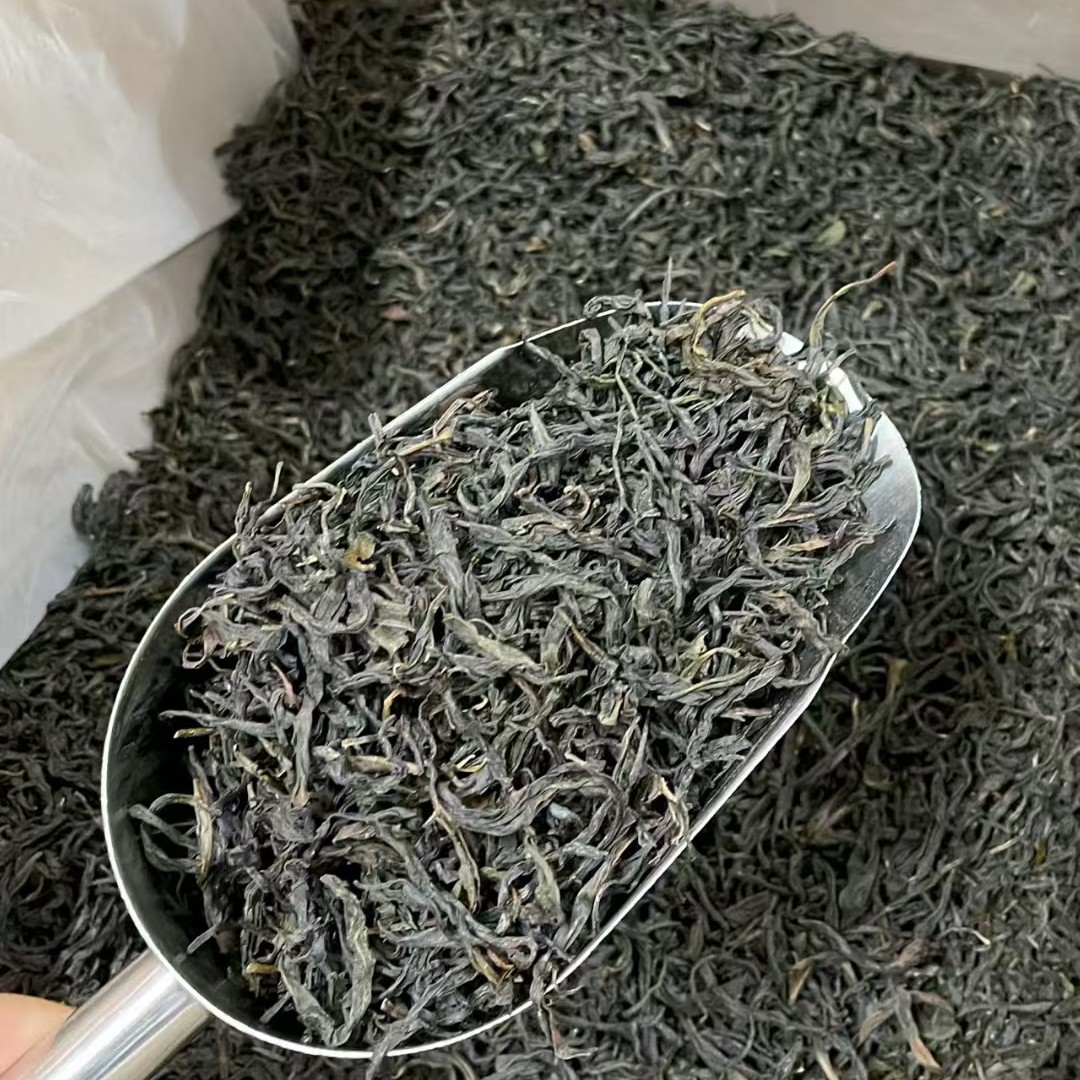 高山出好茶，凹富后的外形紧结，色泽橙褐油润，茶的外形细腻，也