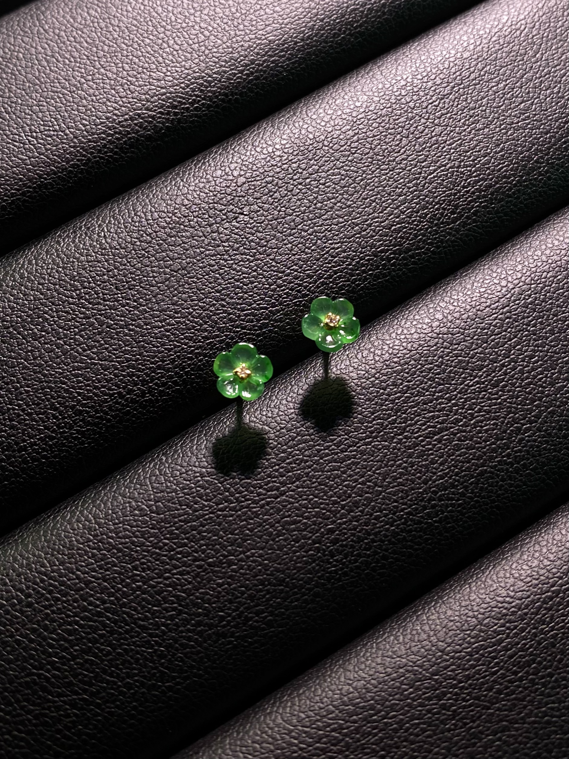 翡翠 a货 阳绿小花 耳钉 手工雕刻 18k金 钻石 镶嵌 气质款