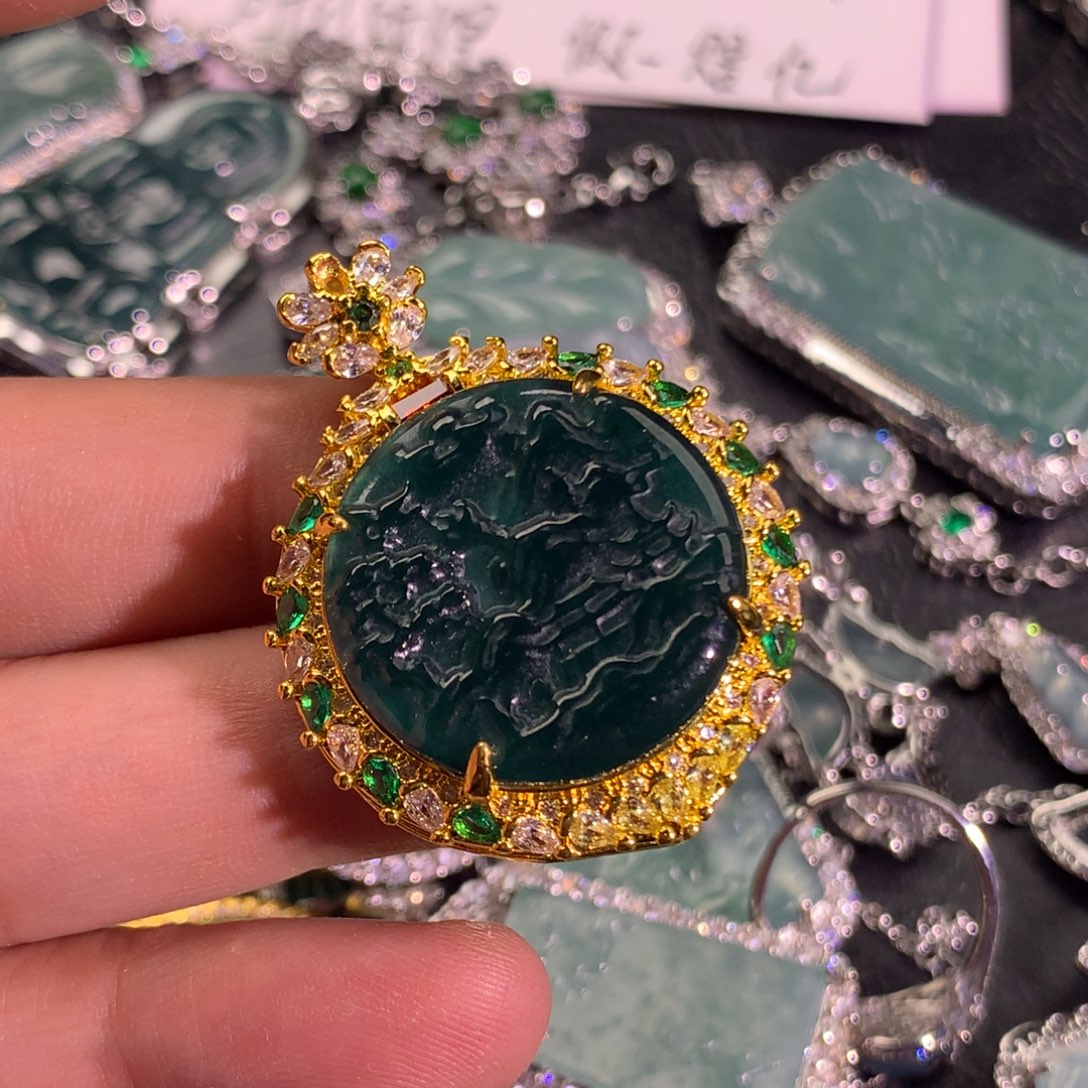 翡翠未镶嵌颈饰山水