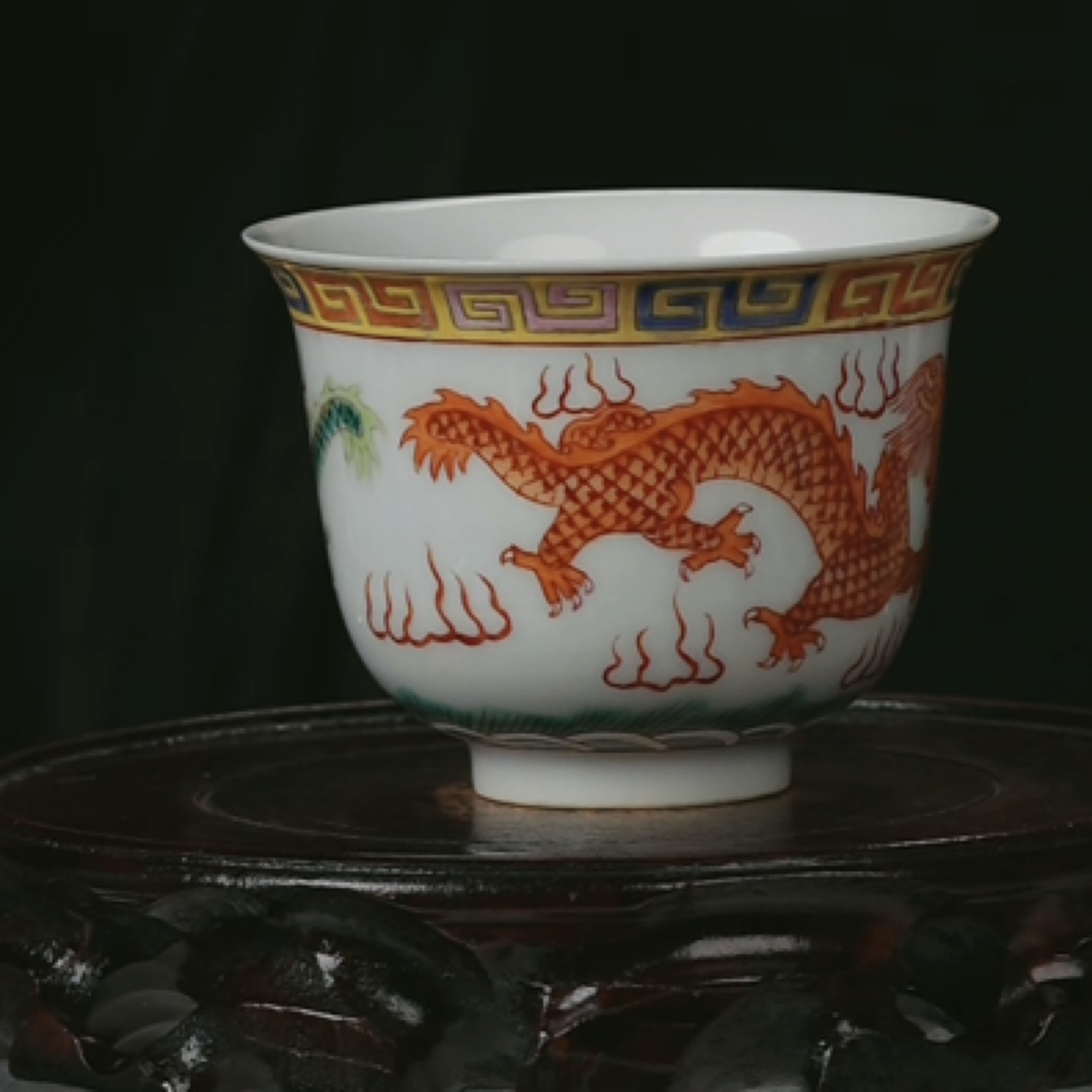 Y粉彩双龙戏珠纹杯