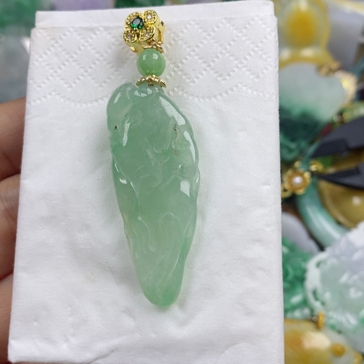 翡翠吊坠(赠链)未镶嵌