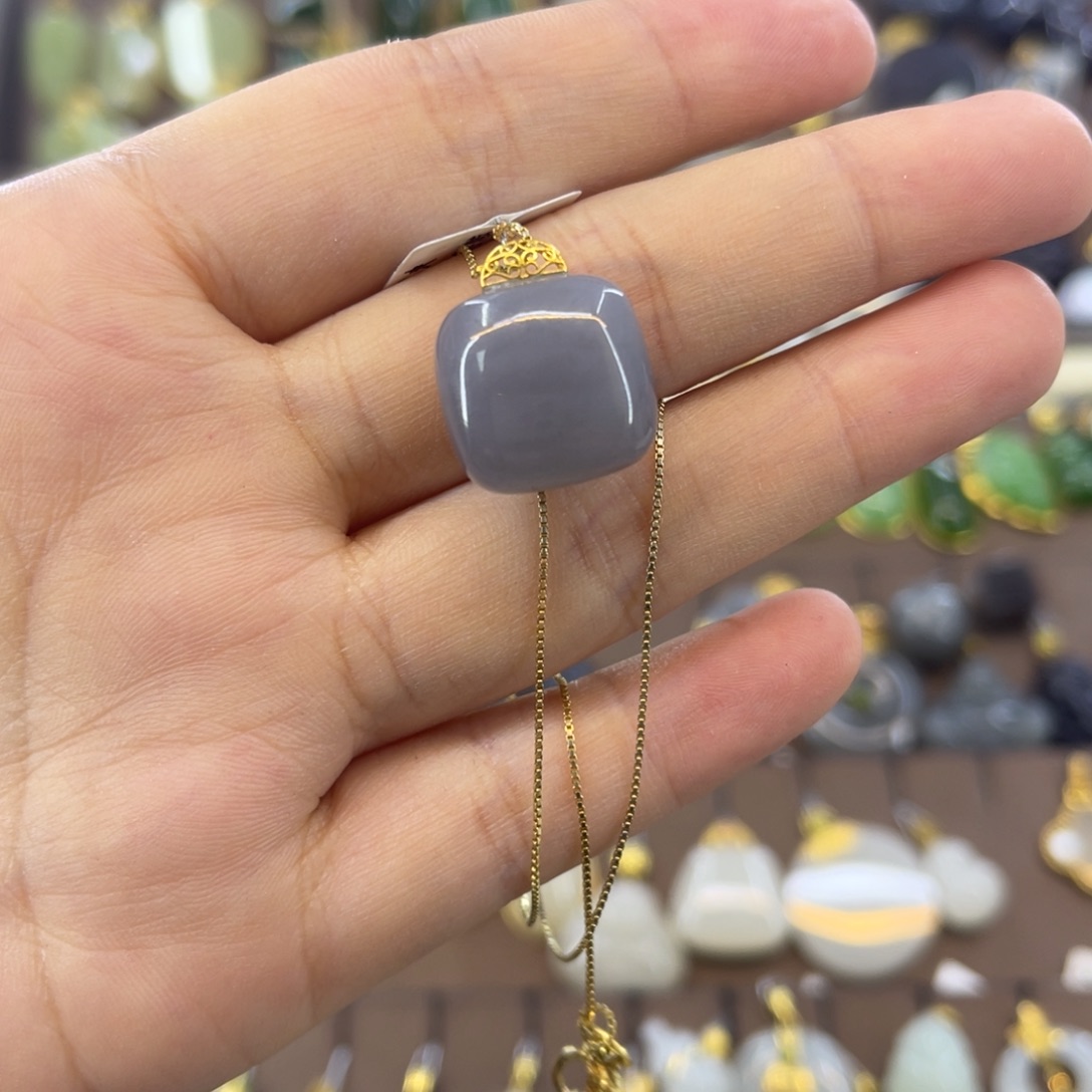 和田玉18K金镶嵌吊坠(赠链)