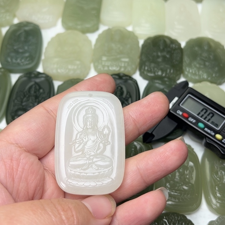 和田玉颈饰未镶嵌绿*