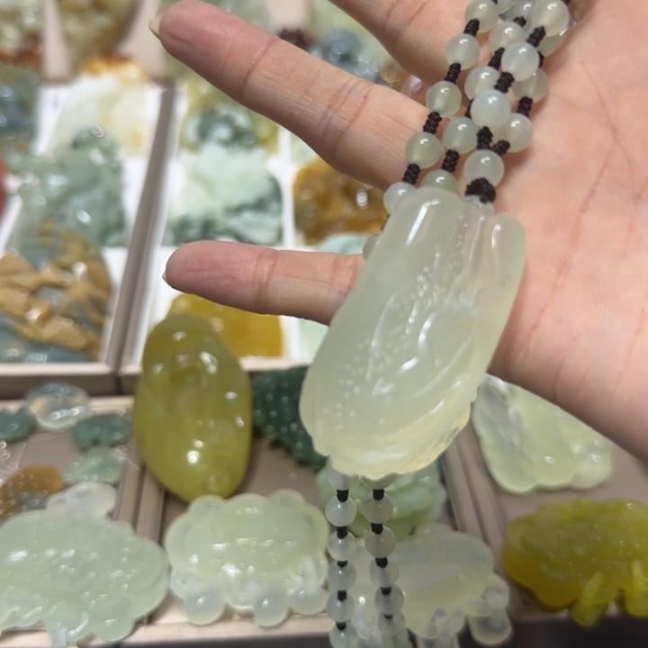 蛇纹石玉吊坠未镶嵌