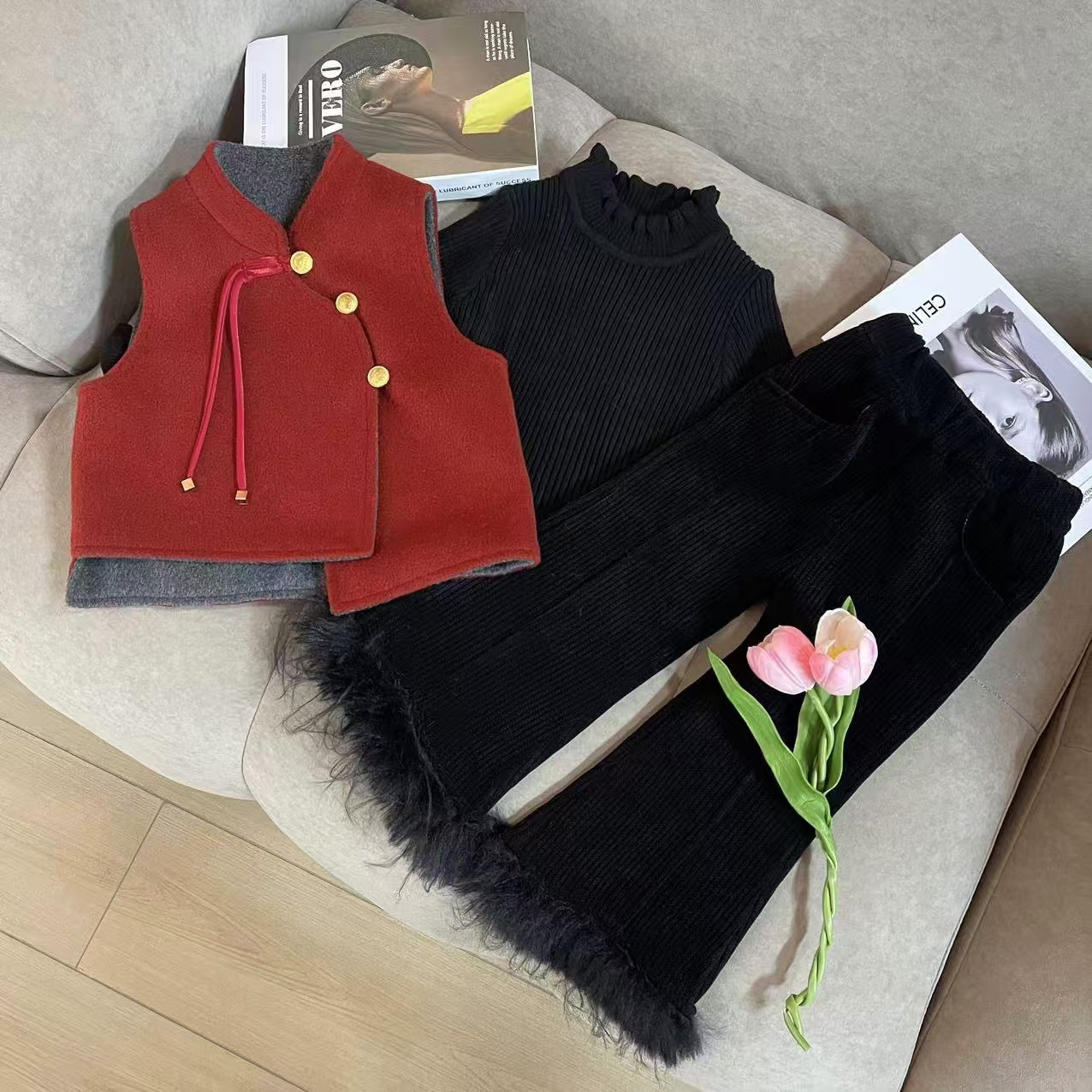 女童外套秋冬季2025新款儿童洋气加厚马甲毛衣小喇叭裤三件套