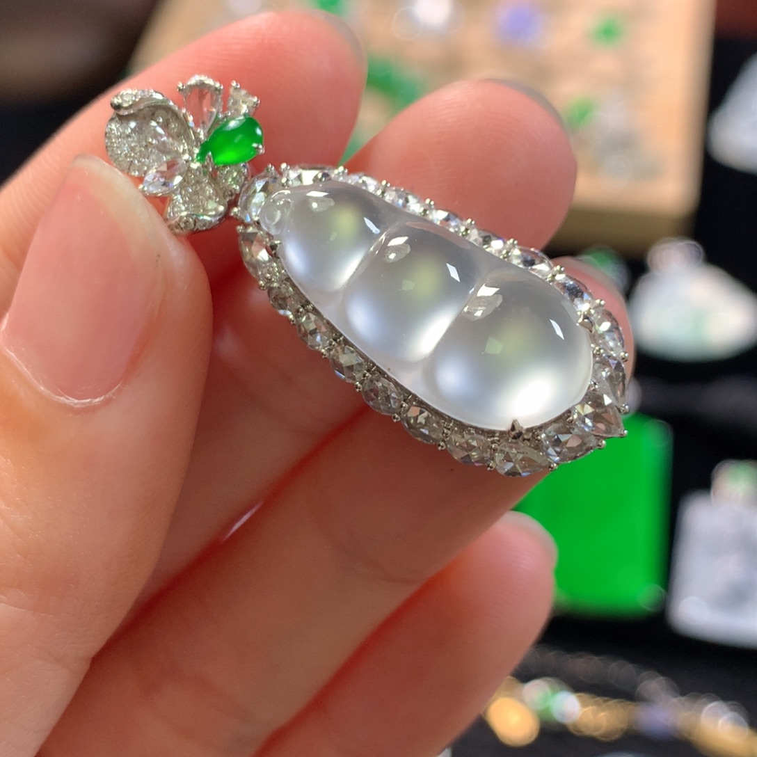 翡翠18K金镶嵌颈饰豆子