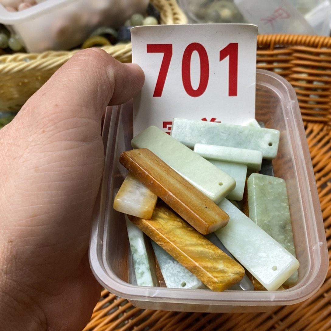 蛇纹石玉挂坠未镶嵌