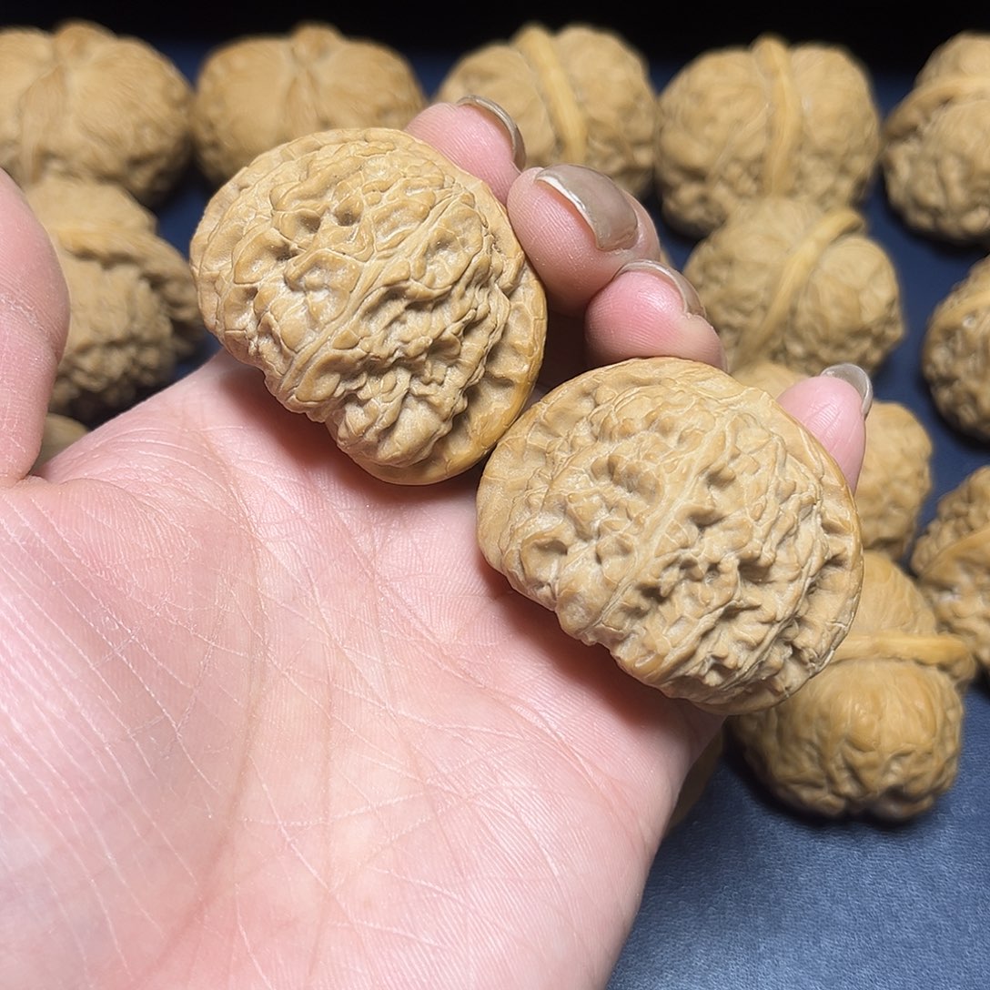 文玩核桃吊坠白师子