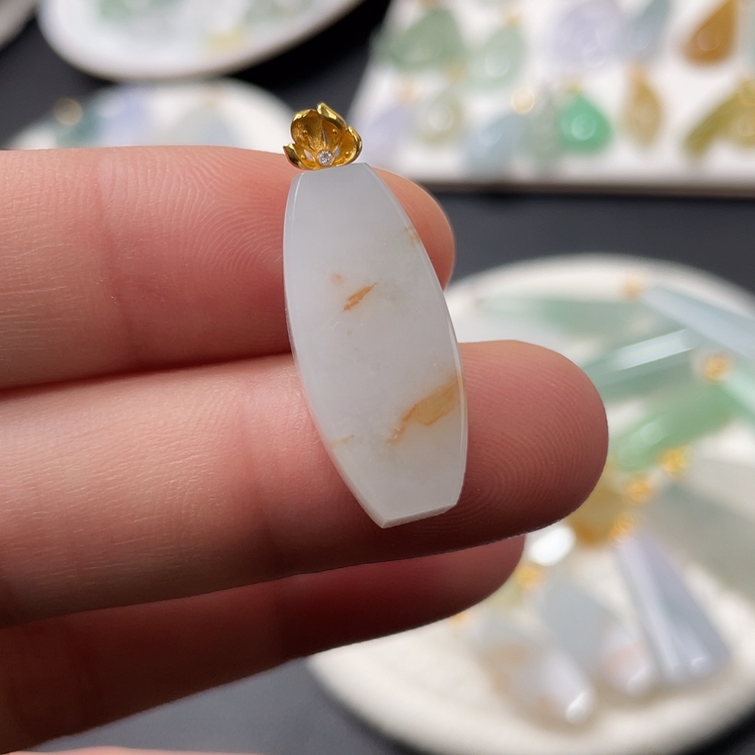 翡翠18K金镶嵌颈饰无事柱