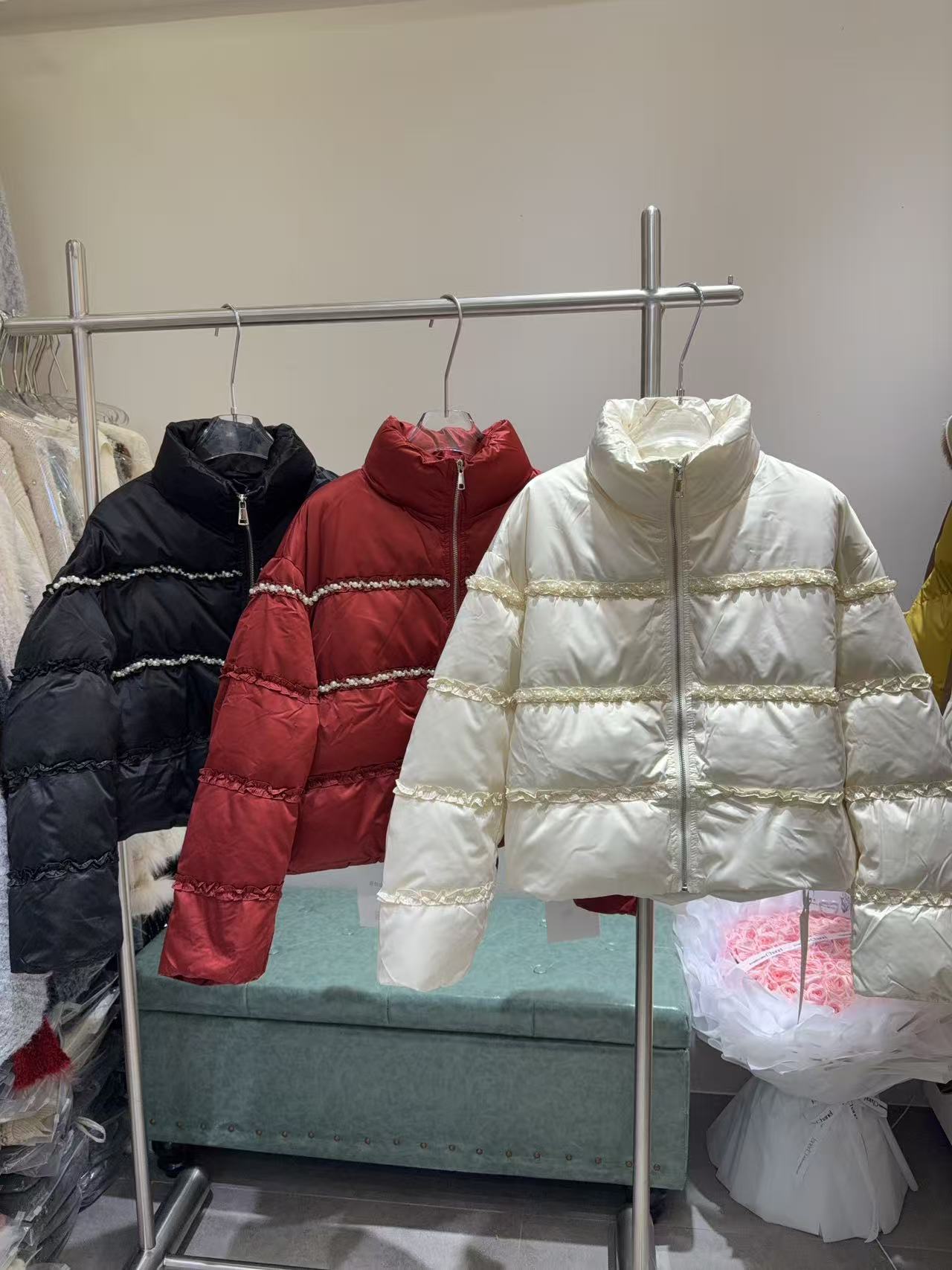 【漫老板】58291私服 定制清新减龄重工木耳边钉钻羽绒服